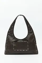 Cartera negra tipo hobo de cuero sintético con apliques de tachas metálicas plateadas en el frente y los bordes.