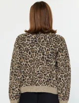 Buzo de tejido de punto con estampado de leopardo, cuello alto y puños y ruedo en color beige liso.