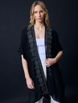 Kimono negro de gasa con apliques de brillos, marca Jessica Mc Clintock.