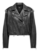 Chaqueta biker negra de cuero sintético con múltiples cierres y solapas con botones a presión.