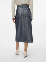 Falda midi de denim azul con revestimiento plateado, tiro alto, bolsillos delanteros y abertura frontal.