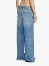 Pantalón de jean Diesel modelo 1996 D-SIRE, de corte holgado con cintura baja y pierna ancha. Confeccionado en denim azul claro con acabado limpio.