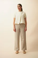 Chaleco marrón con solapas amplias y terminaciones envivadas. Diseño reversible y sin mangas.