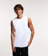 Musculosa blanca de algodón con cuello redondo y corte clásico.