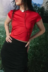 Top ajustado color rojo, con escote redondo y mangas cortas.