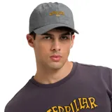 Gorra verde militar de algodón con logo de Caterpillar bordado en el frente. Tiene tira trasera ajustable con hebilla metálica y visera curva.