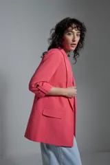 Blazer color tostado de corte recto, con solapas y mangas 3/4 con botón.