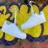 Zapatillas urbanas Nike Air Force 1 07, color blanco, con logo Swoosh en los laterales y suela de goma.