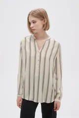 Blusa de viscosa a rayas verticales color beige y gris, con cuello mao y cierre parcial con botones.