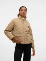 Campera color beige con diseño acolchado, cuello alto, cierre frontal con cremallera, dos bolsillos delanteros con solapa y puños acanalados.
