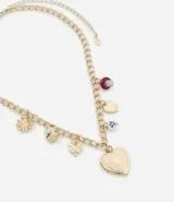 Collar corto dorado con cadena de eslabones y dijes colgantes: flor, taza, trébol, corazón, hongo y perla.
