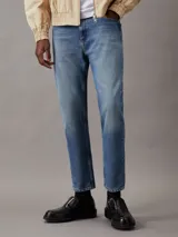 Pantalón de jean celeste de corte recto, con tiro alto y pierna holgada.