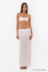 Conjunto de top y pantie confeccionado en tela brillante color blanco. El top cuenta con arco metálico en el busto, tiras para atar en el hombro y ganchos lenceros en la espalda. El pantie tiene tiras largas para atar de forma que queden a la vista.