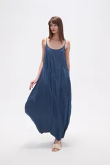 Vestido largo de lyocell, color gris oscuro con efecto lavado, de corte holgado y tirantes finos. Presenta costuras diagonales que crean paneles en la tela.