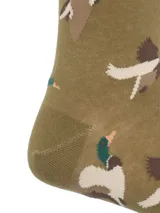 Calcetines largos color verde oliva con diseño de patos en vuelo.