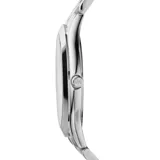 Reloj Michael Kors modelo Slim Runway con caja de acero inoxidable plateado de 42mm de diámetro, esfera plateada con agujas e indicadores de hora plateados, y brazalete de eslabones de acero inoxidable plateado con cierre desplegable. Resistente al agua hasta 50 metros.