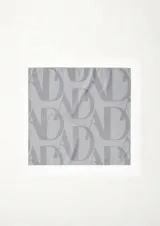Pañuelo cuadrado grande de satén color gris claro con estampado del logo de la marca en tono sobre tono.