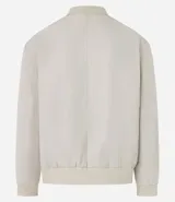 Campera bomber color beige con cuello alto, cierre frontal con cremallera, bolsillos laterales y puños y cintura elastizados.
