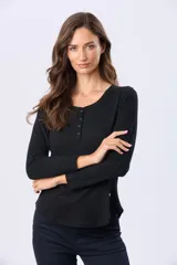 Remera manga larga lisa color beige, con cuello redondo y botones en la parte frontal.