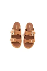 Sandalias de cuero color caramelo con dos tiras anchas ajustables con hebillas doradas.