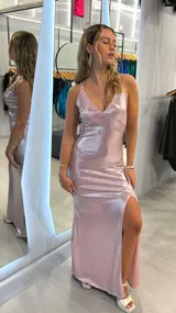 Vestido largo de fiesta color rosa metalizado, con breteles finos, escote en V y tajo lateral.