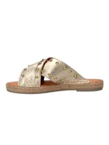 Sandalias negras de cuero con tiras cruzadas y hebilla dorada.