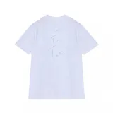 Remera de algodón gris melange, corte oversize, con cuello redondo. Estampado frontal en blanco y negro con el rostro de una mujer parcialmente cubierto por líneas verticales y el texto "nadie sabe lo que no se ve" en la parte inferior. Incluye un tag negro con logos de Under Armour y Tini en la parte inferior.