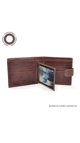 Billetera de cuero marrón con presilla y broche a presión. Interior con volante al medio y visor, tarjeteros y bolsillos. Doble repartición para billetes y una repartición con cierre en la parte posterior interna.