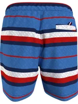 Short de baño Tommy Hilfiger con estampado de rayas horizontales en azul, blanco y rojo. Diseño con monograma TH estampado en azul sobre las rayas azules. Cintura elástica con cordón ajustable.
