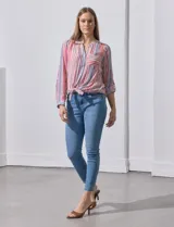 Blusa de manga larga con rayas verticales multicolores, cuello mao, bolsillo en el pecho y nudo en la parte delantera.