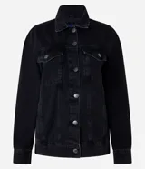 Campera de jean negra, de corte oversized, con cuello inglés, abotonadura frontal, bolsillos en el pecho y mangas largas.