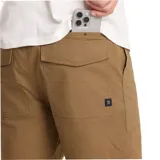 Bermuda color marrón con bolsillos laterales y traseros, corte recto y largo a la rodilla.