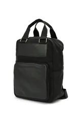 Mochila negra de nylon y PU, con múltiples compartimentos y correas ajustables.