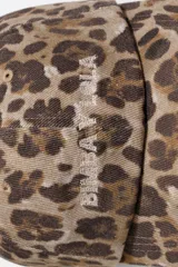 Gorra de béisbol con estampado de leopardo en tonos grises y negros. Presenta un bordado frontal en color celeste claro.