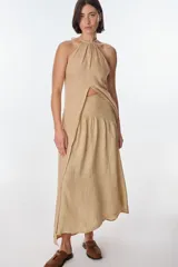 Conjunto de top halter con abertura en el abdomen y falda cruzada con ruedo desflecado, color fucsia.