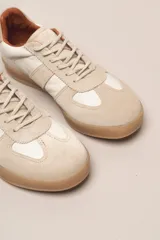 Zapatilla con diseño moderno, forro de cuero vacuno y suela de caucho, ideal para el invierno.