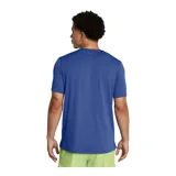 Remera deportiva verde militar de manga corta, con logo de Under Armour estampado en el pecho.