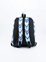 Mochila estampada con diseño de rombos en tonos azul, celeste, rosa y blanco.