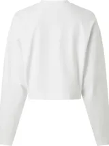 Remera blanca de corte cropped, cuello redondo y mangas largas. Presenta logo de la marca en el dobladillo.