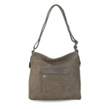 Cartera marrón claro de símil cuero con bolsillo frontal con tapa y cierre. Tiene apertura superior con cierre, división interna, bolsillos internos y bolsillo trasero con cierre. Incluye correa larga regulable y asa de mano.