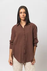 Camisa marrón de lino, corte oversize, con cuello clásico y mangas largas.