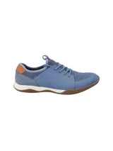 Championes Hush Puppies modelo Space, color celeste con detalles en marrón y suela marrón. Capellada de cuero con cuello de lycra y planta con tecnología GreenFoam® en base a caña de azúcar.