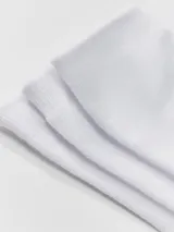 Kit de tres pares de medias blancas de algodón de corte medio.