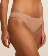 Kit de dos bombachas bikini color beige y marrón claro, con textura acanalada y acabado seamless.