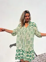 Vestido camisero largo color crudo con estampado geométrico en verde, de corte holgado y manga 3/4.