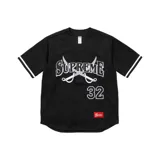 Camiseta de béisbol negra con botones, mangas cortas con ribete blanco, logo de Supreme con espadas cruzadas y número 32 en blanco.