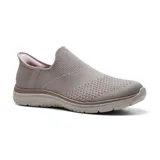 Championes Skechers Hands Free Slip-ins Virtue Sleek color beige, sin cordones, con capellada tejida Stretch Fit, plantilla acolchada Skechers Air-Cooled Memory Foam y suela de tracción flexible. Elaborados con materiales 100% veganos.