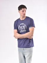 Remera azul con estampado circular blanco con la leyenda "New York City NYC 1978 Made Athletics".