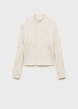 Sweater color crema de punto trenzado, con cuello Perkins y mangas largas con puños elásticos.