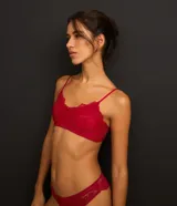 Soutien top de encaje floral color rojo con breteles finos ajustables y moño decorativo.